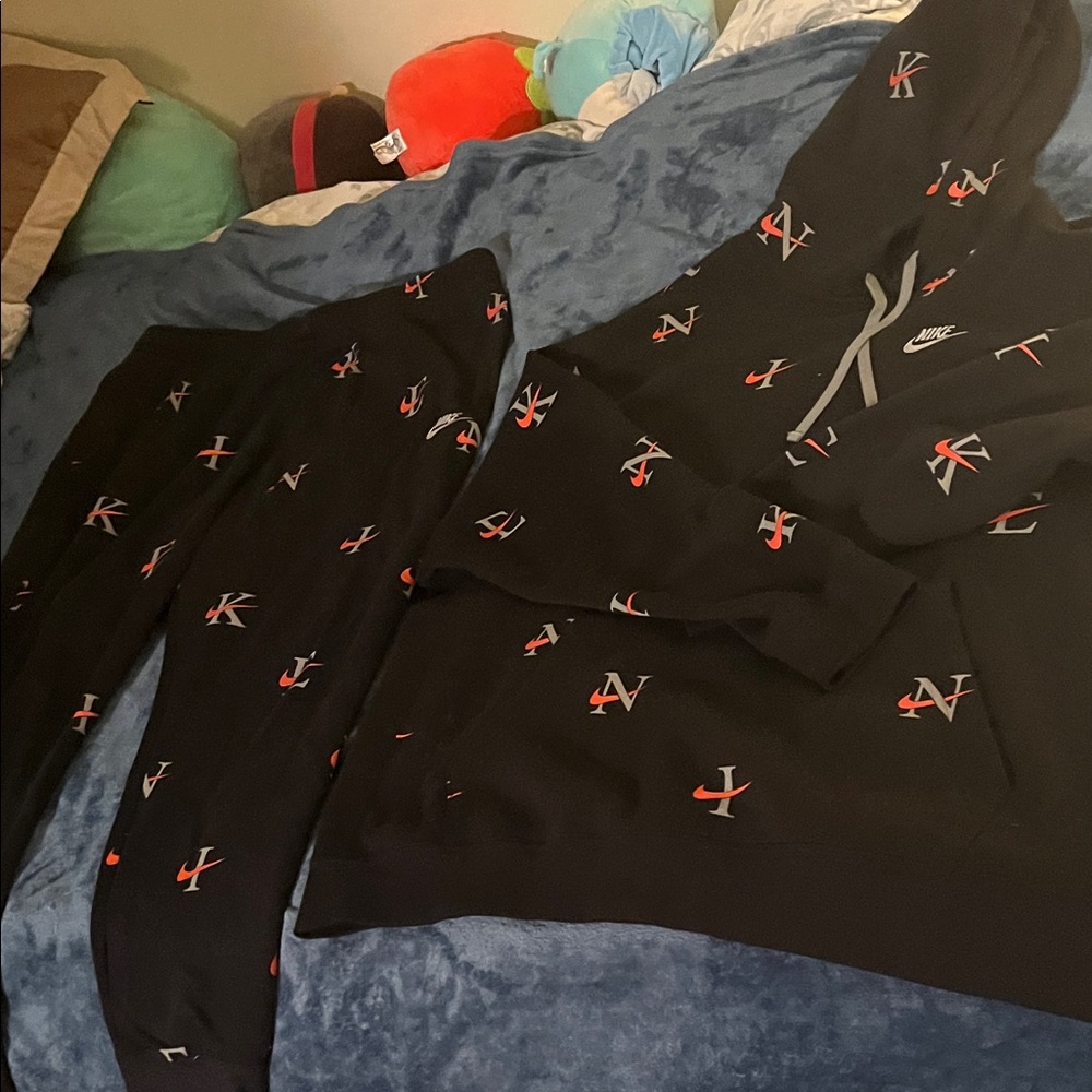 Nike matching sweatsuit with Nike symbols. I have the matching t shit as well